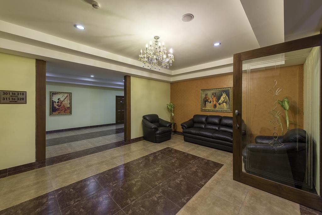 Treebo Crystal Castle Hotel Bangalore Bagian luar foto