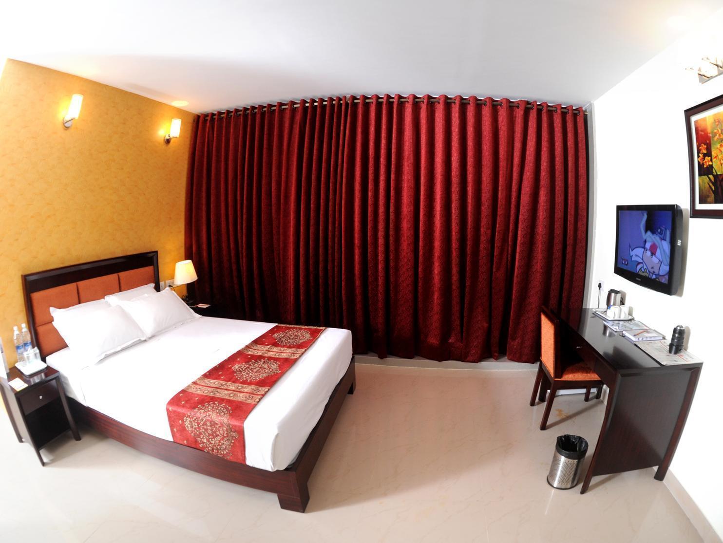 Treebo Crystal Castle Hotel Bangalore Bagian luar foto