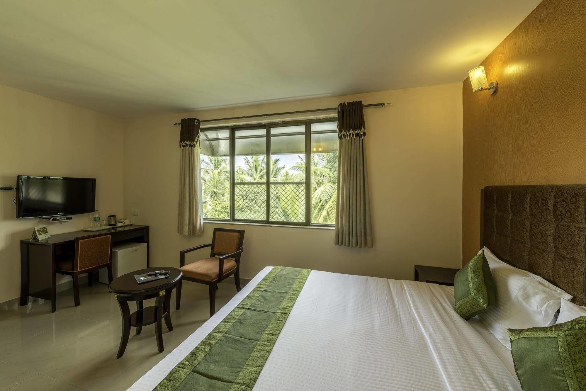 Treebo Crystal Castle Hotel Bangalore Bagian luar foto