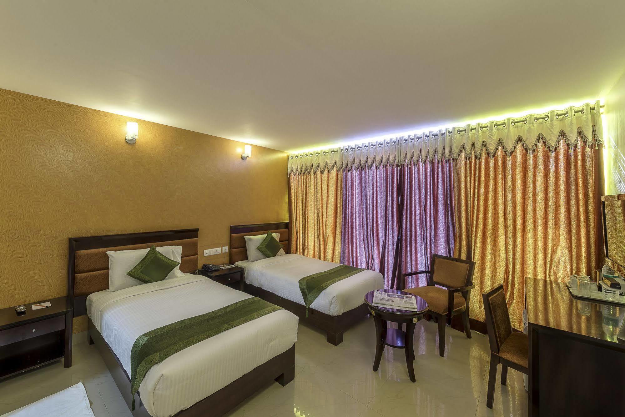 Treebo Crystal Castle Hotel Bangalore Bagian luar foto