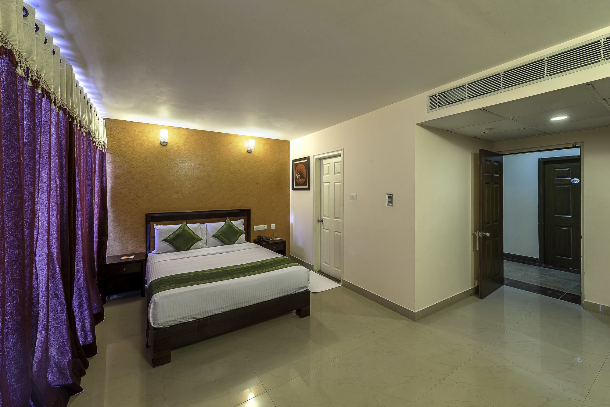 Treebo Crystal Castle Hotel Bangalore Bagian luar foto