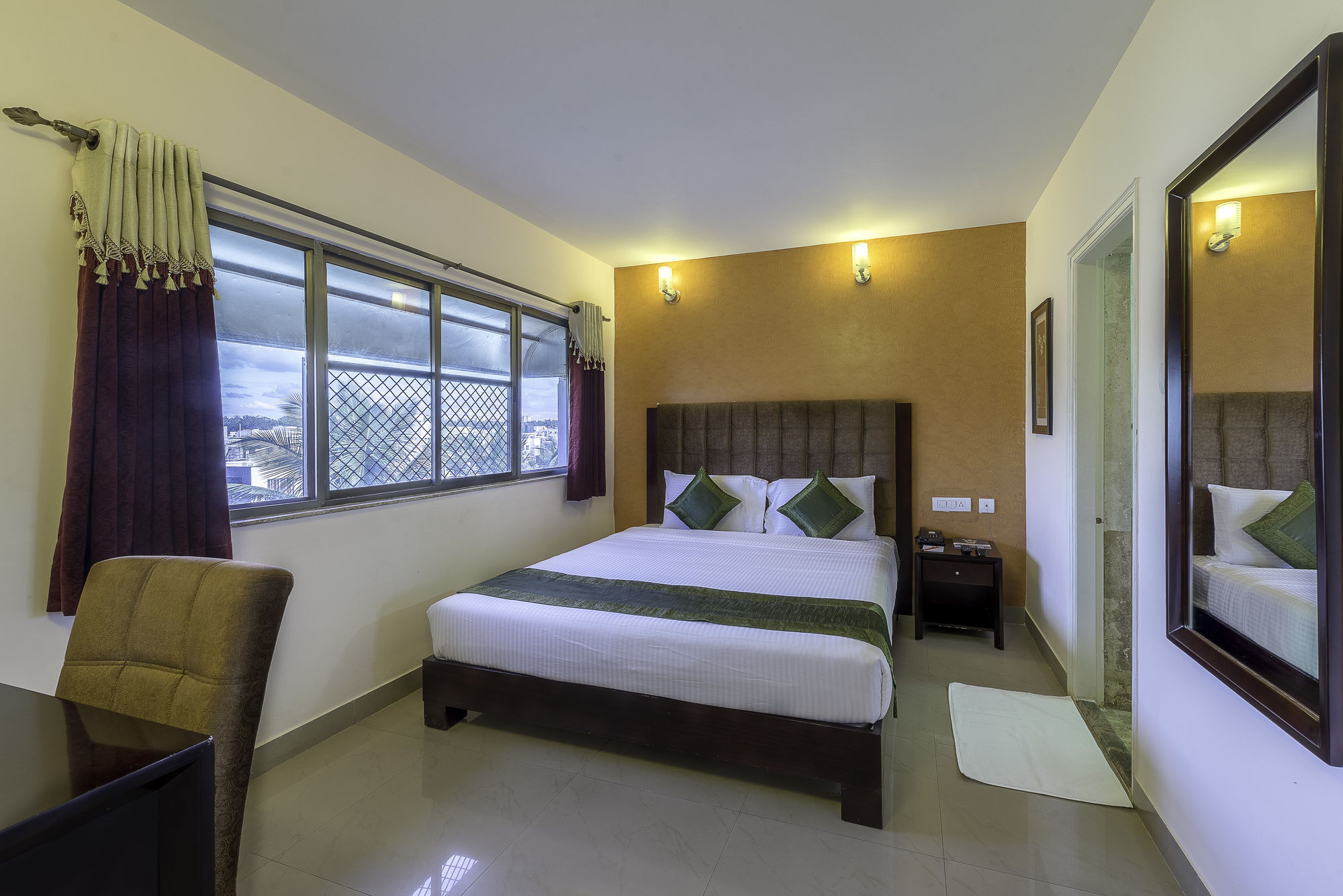 Treebo Crystal Castle Hotel Bangalore Bagian luar foto