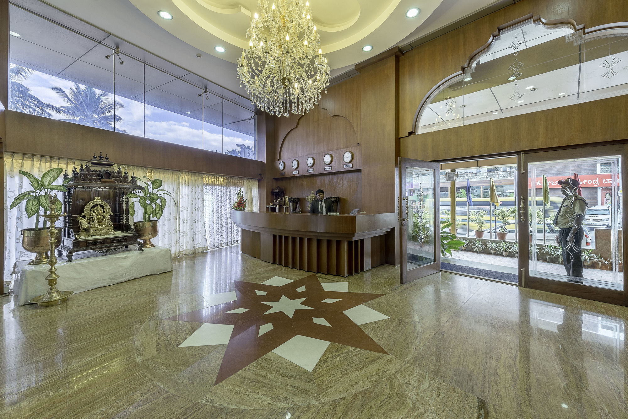 Treebo Crystal Castle Hotel Bangalore Bagian luar foto