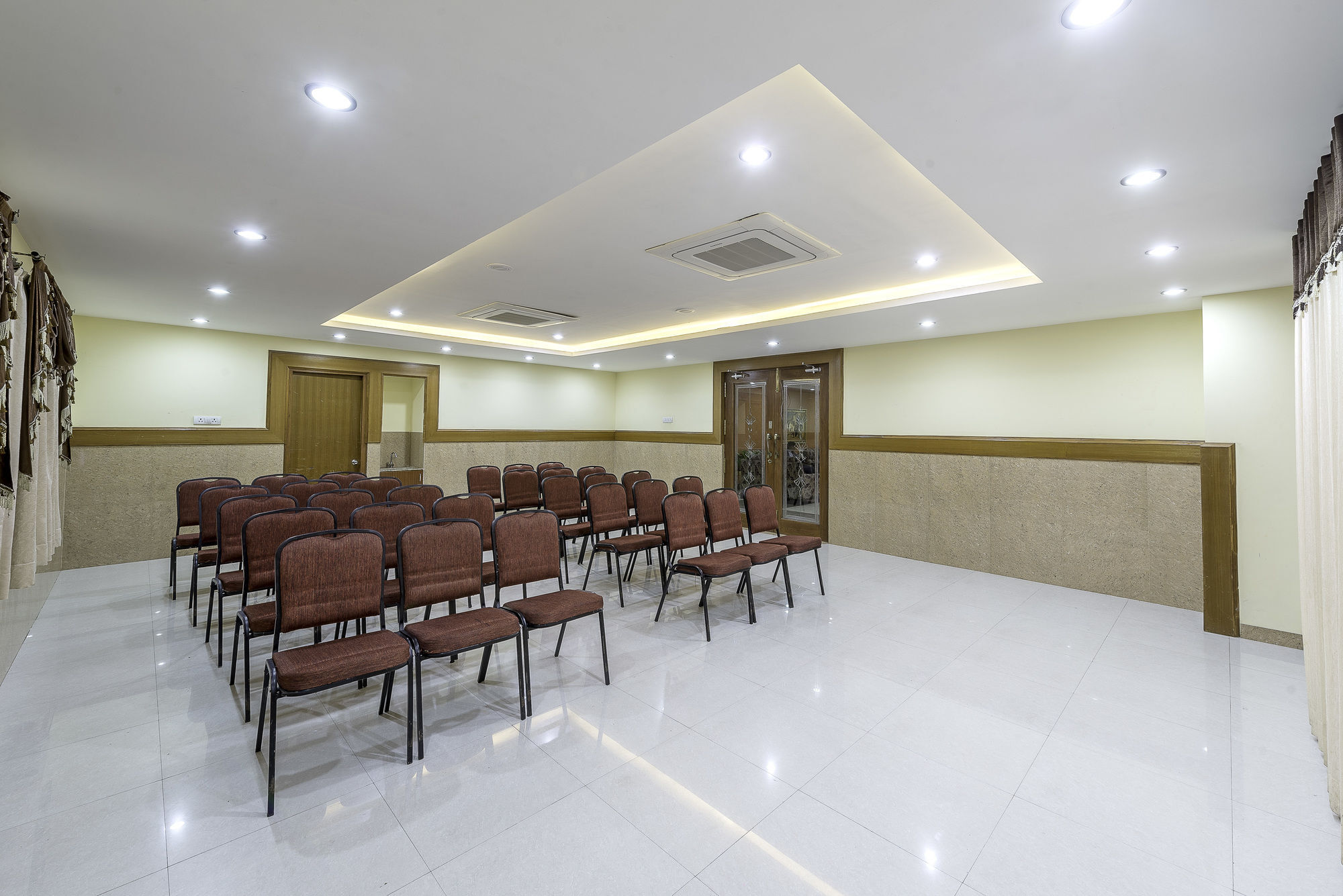 Treebo Crystal Castle Hotel Bangalore Bagian luar foto